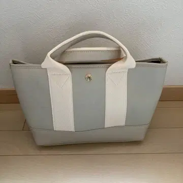 그레이와 화이트의 토트백