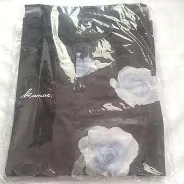 니지산지 카나에 플라워 프린트 T셔츠