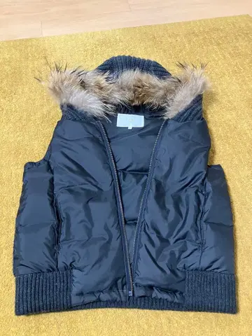네이비 퍼(Fur) 포함 다운 베스트