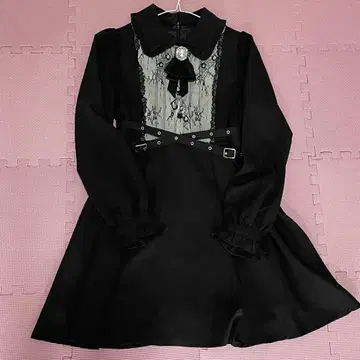 로지타 브로치 포함 레이스 절개 크로스 벨트 원피스 블랙