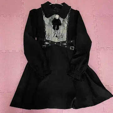 로지타 브로치 포함 레이스 절개 크로스 벨트 원피스 블랙