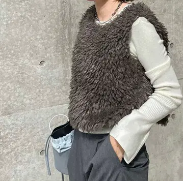 [새상품] 에메리 숏 보아 베스트 크롭 기장 브라운