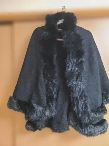 블랙 퍼 케이프