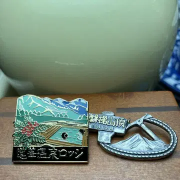 반다이산과 렌게 온천 풍경 핀 2개 핀 배지
