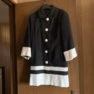 블랙과 화이트 버튼이 달린 코트