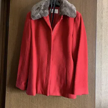 울 소재 빨간색 피코트 퍼 카라 부착