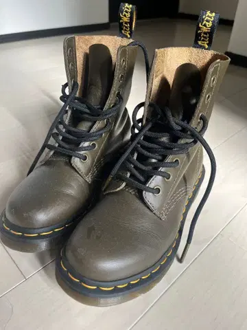 닥터마틴 Dr. Martens 8홀 UK3 올리브