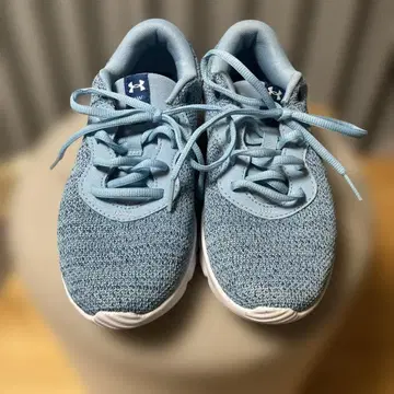 언더아머 라이트 블루 스니커즈 23cm