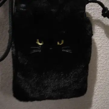 고양이 얼굴 디자인의 블랙 파우치