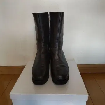 뒷부분 스트레치 통굽 미들 부츠.