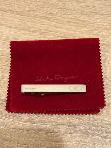 Salvatore Ferragamo 페라가모 실버 넥타이핀