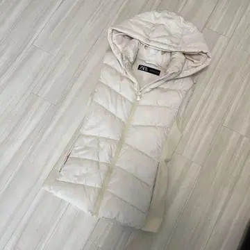 ZARA 후드 부착 아이보리 다운 베스트 에크루