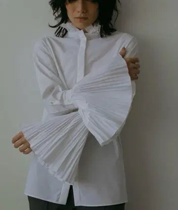 에트레토쿄 포인트 플리츠 셔츠 화이트