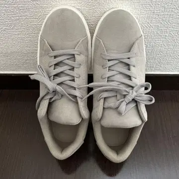 그레이 스웨이드 레이스업 스니커즈