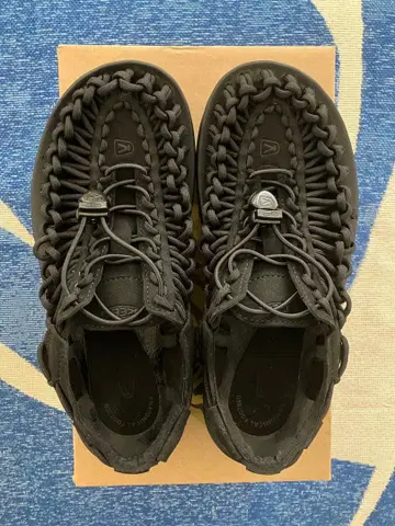 KEEN 블랙 스포츠 샌들