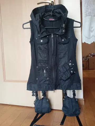 블랙 후드 부착 베스트