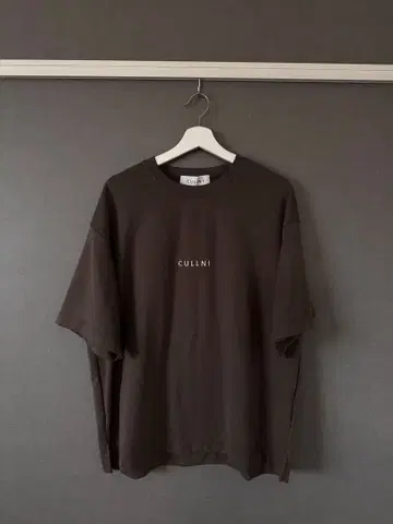 CULLNI 다크 브라운 오버사이즈 티셔츠