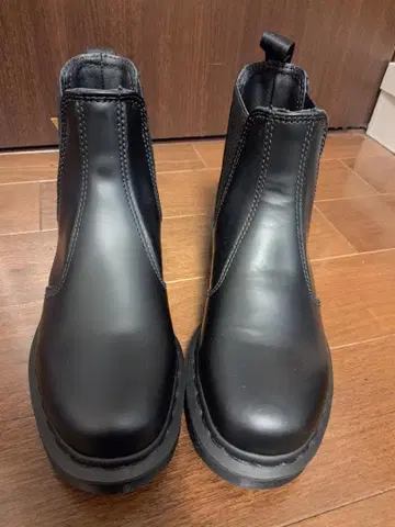 시착만 한 Dr. Martens 2976 MONO 첼시 부츠