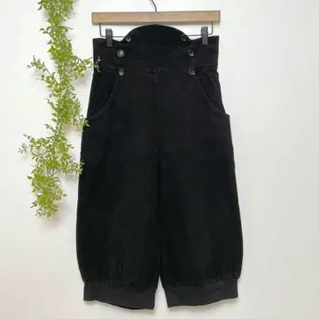 블랙 하프 팬츠 버튼 포함 츠모리치사토