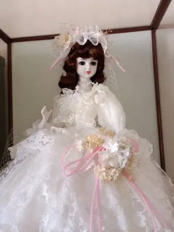 프랑스 인형 웨딩 쇼와 레트로 유리 케이스 포함