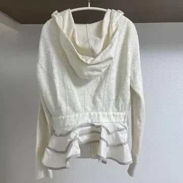 sacai 밑단 플럼 프릴 파카