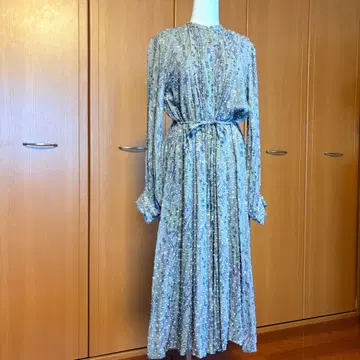 꽃무늬 플리츠 디자인 긴팔 드레스 그레이 계열 원피스, 튜닉 프리 사이즈