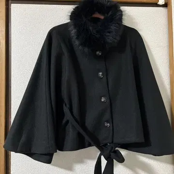 퍼 달린 블랙 케이프 코트