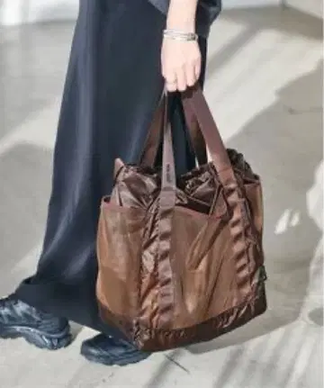 별주 홀리데이 PACKABLESTRAPTOTE BAG