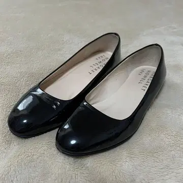 MARGARET HOWELL 블랙 에나멜 플랫슈즈 23cm