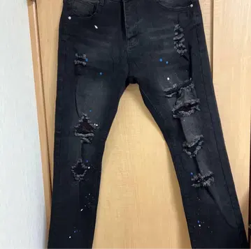 데미지 가공 블랙 데님 팬츠