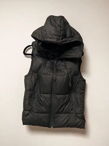 블랙 후드 부착 다운 베스트