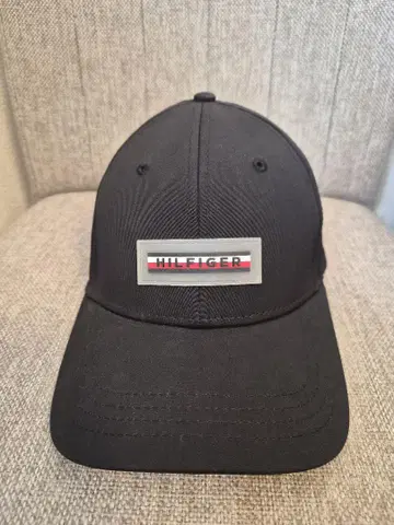 TOMMY HILFIGER 로고 플레이트 부착 블랙 캡
