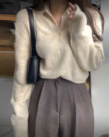 크림색 폴로넥 스웨터