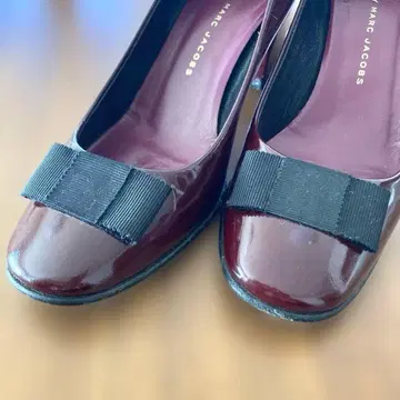 MARC BY MARC JACOBS 버건디 에나멜 하이힐