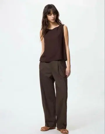 새상품 UNIQLO 유니클로 턱 와이드 팬츠 다크 브라운 S 사이즈