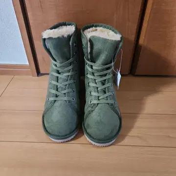 올리브 그린 레이스업 어그 부츠