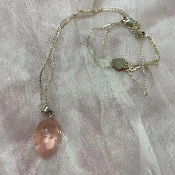 로즈쿼츠 펜던트 목걸이