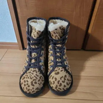 레오파드 무늬 미들 컷 어그 부츠