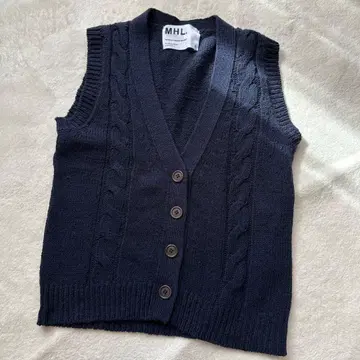 [/MHL.] 케이블 니트 베스트 네이비 부속품 버튼