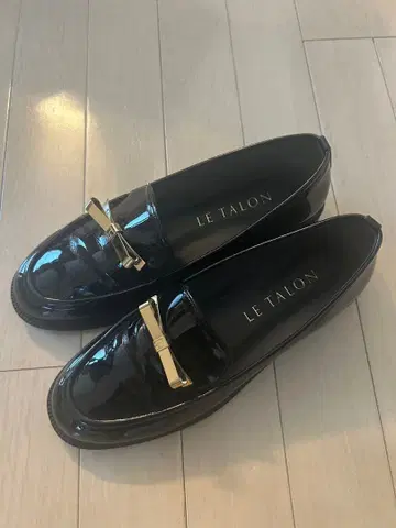 LE TALON 블랙 로퍼 골드 장식