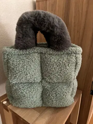 퍼가 달린 민트 그린 핸드백