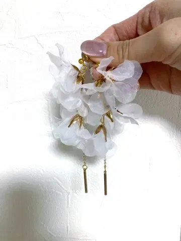 브라이덜 액세서리 화이트 꽃 모티브 귀걸이 하츠코엔도(까멜리아)