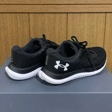 새상품 22.5cm 언더아머 스니커즈 블랙