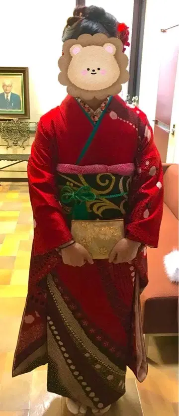 빨간색 후리소데, 검은색과 금색 오비 포함
