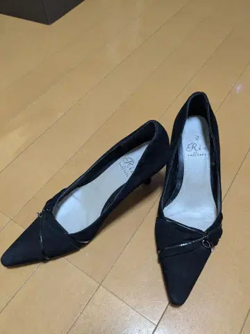 [ Riz raffinee ] 비쥬 장식 블랙 스웨이드 펌프스