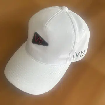 V12 로고 화이트 캡