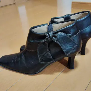 미하마 MIHAMA 리본 디자인 스퀘어토 힐 부츠 Vibram 밑창