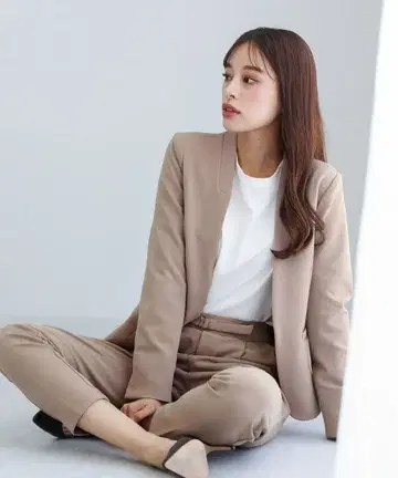 베이지 비즈니스 수트 셋업