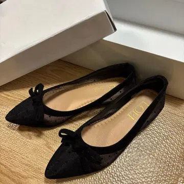 새상품 시스루 블랙 도트 리본 펌프스 23