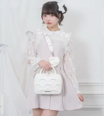 Honey Cinnamon 푸치 리본 퀼팅 스퀘어 백 화이트